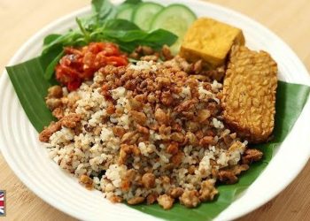 Nasi Tutug Oncom Sunda: Gurih Tradisional dengan Kriuk Modern!