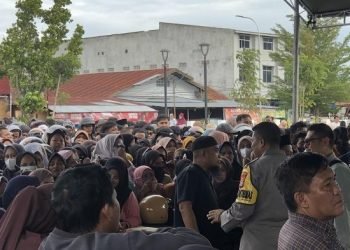 Warga Pingsan Akibat Kelelahan Antre Sembako di Masjid Raya Palu