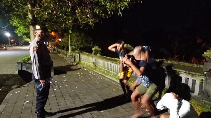 beberapa-pemuda-yang-nongkrong-dan-minum-miras-di-areal-taman-ayun.jpg