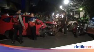 dua-mobil-tabrakan-di-jalan-kemang-utara-mampang-prapatan-jakarta-selatan-rabu-1522023-dini-hari_169.png