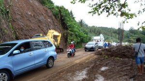jalan-trans-sulawesi-di-koha-minahasa-tertutup-longsor.jpg