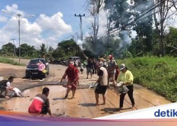 Warga Nganjuk Tebar Lele Protes Jalan Rusak Parah