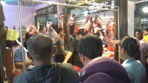 641ae2afd00e3-pembeli-antre-membeli-daging-sapi_1265_711.jpg