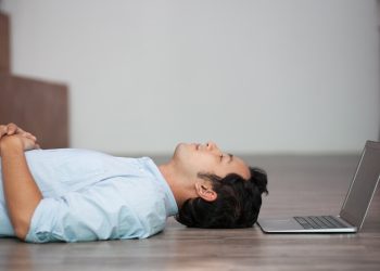 Psikologi: 7 Tanda Kepribadian Introvert Setelah Bersosialisasi