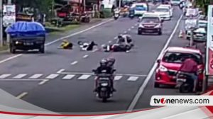 67fe4e2829168-rekaman-cctv-kecelakaan-maut-antara-pengendara-motor-dan-pejalan-kaki-di-takalar_488_274.jpg