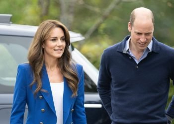 Kate hailed for touching moment with young girls