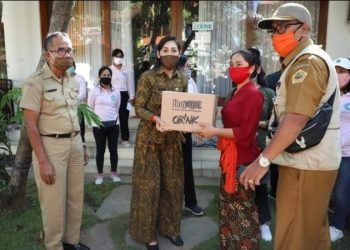 PKK Paniai Ringankan Beban Lansia Ugidim dengan Bantuan Sembako