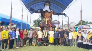 Wakil-Bupati-Banggai-Furqanuddin-Masulili-membuka-Festival-d.jpg