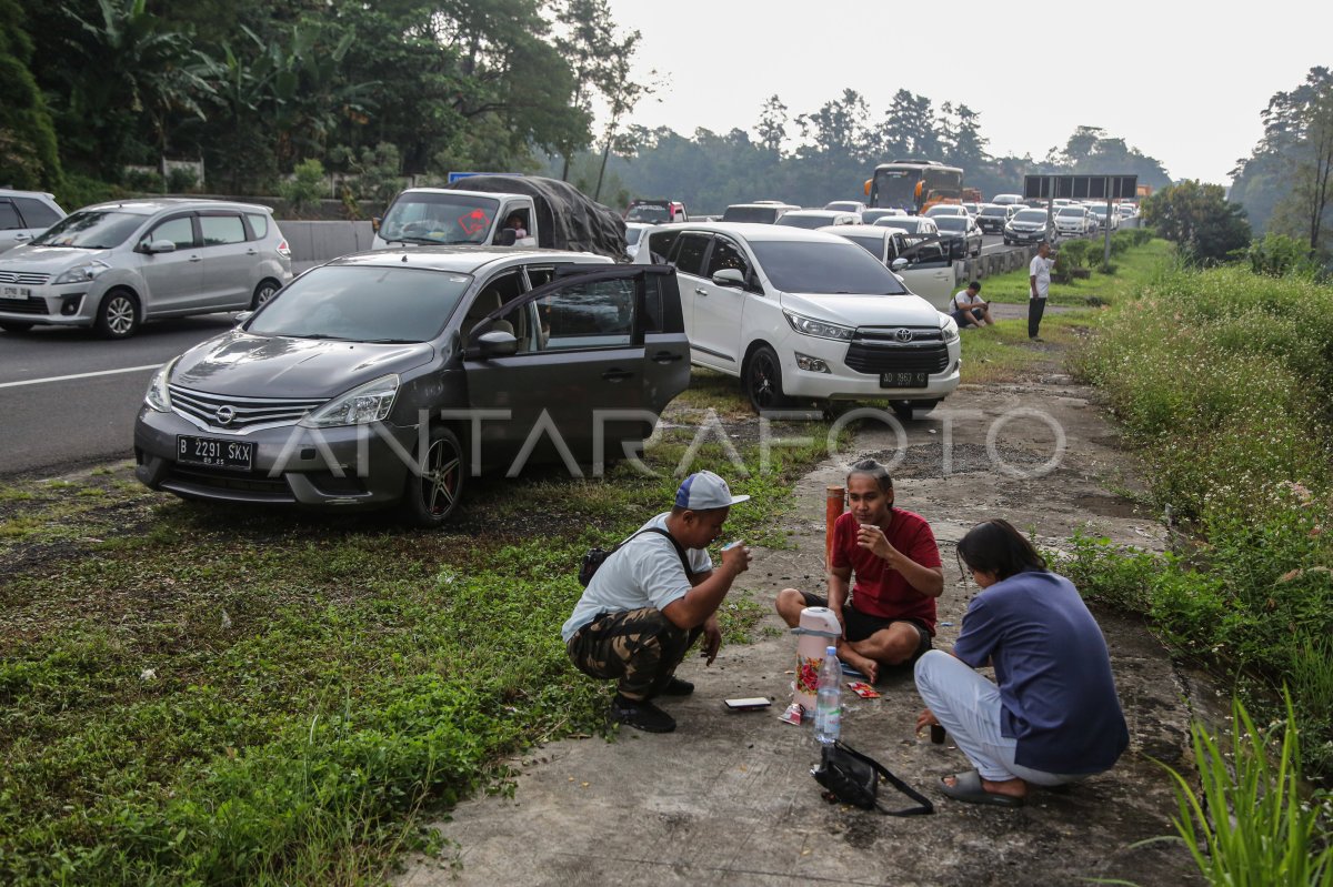 arus-mudik-di-tol-semarang-bawen-1azz9-dom.jpg
