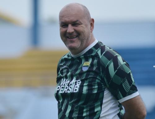 bojan_hodak_di_sesi_latihan_persib_bandung_foto_instagram_persib_17824.jpg