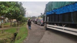 truk-ekspedisi-rusak-jalur-muara-tembesi-muara-bulian-macet-parah.jpg