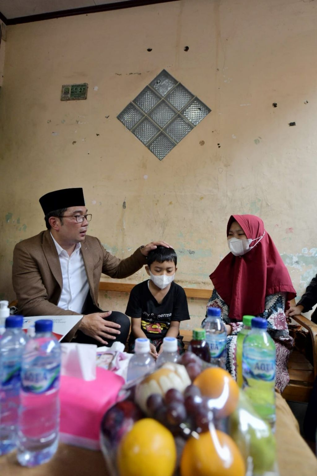 2._gubernur_ridwan_kamil_kunjungi_korban_kecelakaan_truk_di_bekasi.jpg