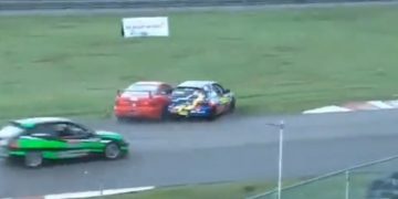 Honda CR-V Tabrak Pick Up Terparkir, Dua Kendaraan Rusak Parah