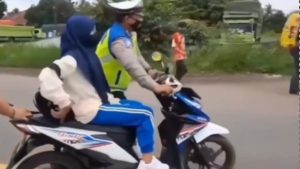 618733decb834-viral-pelajar-ditilang-polisi-tak-mau-turun-dari-motor_665_374.jpg