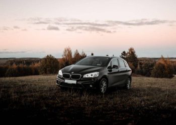 Benarkah Kabin Mobil Hitam Lebih Panas Saat Parkir di Terbuka?