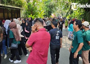 Massa Datangi Rumah Jokowi di Solo, Deddy Mizwar dan Kader PSI Hadir