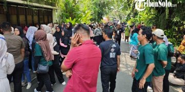 Massa Datangi Rumah Jokowi di Solo, Deddy Mizwar dan Kader PSI Hadir