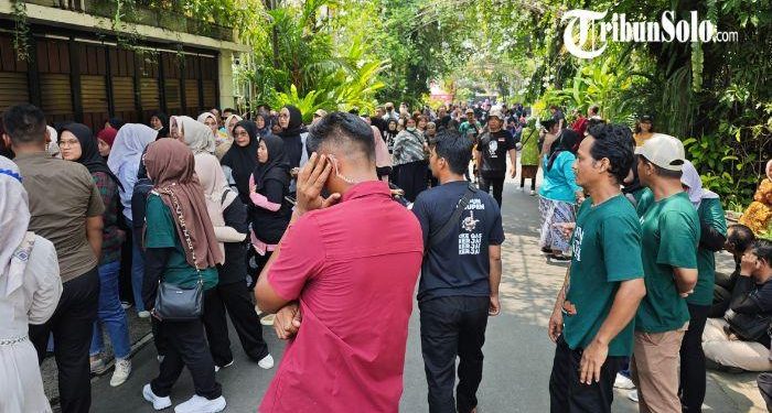 Massa Datangi Rumah Jokowi di Solo, Deddy Mizwar dan Kader PSI Hadir