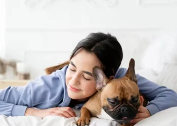 Orang yang Tidur Bersama Hewan Peliharaan Punya 8 Sifat Ini, Menurut Psikologi