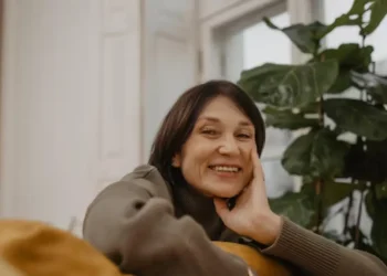 Perempuan Lebih Menarik dengan Usia, Ini 8 Kebiasaan Buruk yang Harus Ditinggalkan