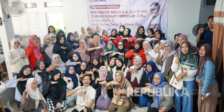 Puluhan Perempuan di Tegal dan Karawang Diberdayakan Melalui Pelatihan dan Bantuan Modal