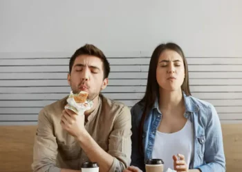 Jika Anda Tidak Tahan dengan Suara Berisik Saat Mengunyah, Ini 8 Ciri Sensitif yang Dimiliki