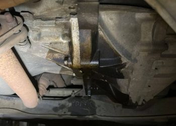 Oli mengalir saat mobil diparkir, tanda kebocoran seal