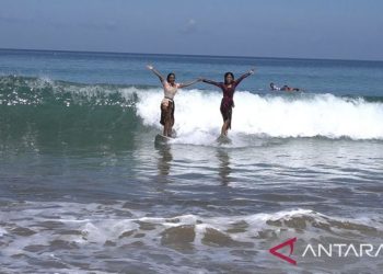 Peselancar Disabilitas Menggoyang Ombak Pantai Kuta di Hari Kartini