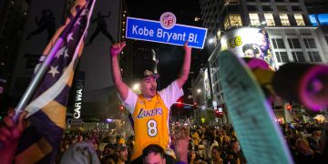 Lakers Kalahkan Rockets Tanpa Doncic di Laga Pertama Playoffs NBA