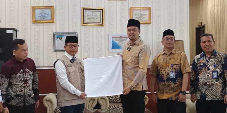 Perumda Tirtanadi Bagikan 5.974 Handuk Kepada Jamaah Haji, Dirut: Doakan Kami Tetap Jujur Layani Masyarakat