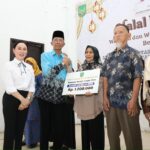 Fokus Kesejahteraan, Amsakar-Li Claudia Serahkan Bantuan Lansia dan Insentif Posyandu