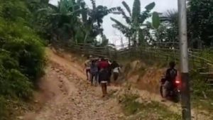 Ibu-hamil-asal-Desa-Pamoseang-Kecamatan-Mambi-ditandu-warga-menuju-Puskesmas.jpg