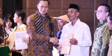Kunjungi PCNU Indramayu, Nusron Wahid Serahkan Sertifikat Tanah Wakaf