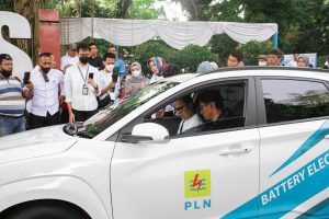 Wali-Kota-Bogor-Bima-Arya-Sugiarto-saat-mencoba-mobil-listrik.jpeg