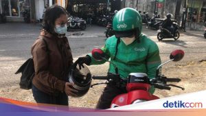 kamilus-nio-salah-seorang-driver-ojol-grab-ketika-ditemui-detikbali-di-jalan-pakerisan-denpasar-bali-kamis-1182022_169.jpeg