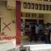 Ibu-ibu segel kantor keuchik