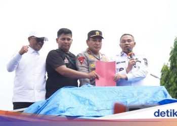 Puluhan Warga Pecahkan Pintu Kantor Gubernur Riau Tolak Relokasi TNTN