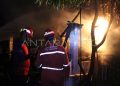 Pemadam Kebakaran Tiba di Lokasi Kebakaran Rumah di Ende