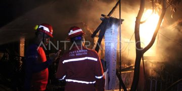 Pemadam Kebakaran Tiba di Lokasi Kebakaran Rumah di Ende