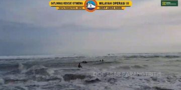 Meski dijaga petugas, remaja belajar surfing hilang ditelan ombak Parangtritis