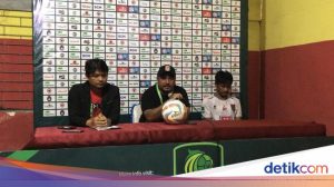 pelatih-kepala-malut-united-imran-nahumarury-tengah-didampingi-ilham-udin-armayn-kanan-saat-jumpa-pers-usai-pertandingan-melaw_169.jpeg
