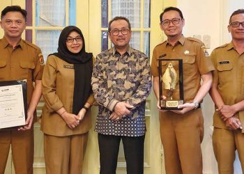OJK Cirebon Terima Penghargaan Lagi, Bupati Imron Puji Upaya Literasi Keuangan