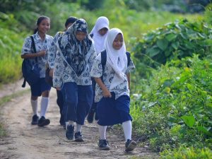 perjuangan-siswa-di-mentawai-ke-sekolah-jalan-kaki-selama-2-jam_43.jpeg