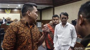 sidang-perdana-kasus-korupsi-jalur-pembangunan-kereta-api-di-sumut-3_169.jpeg