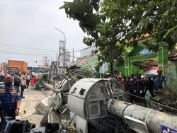 suasana-evakuasi-tiang-bts-di-lokasi-kecelakaan-truk-trailer-di-bekasi-hanafi-detikcom-1_43.jpeg
