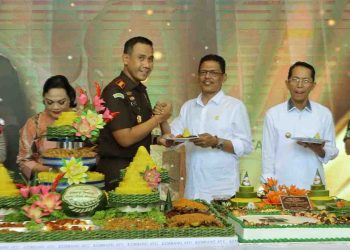 Pimpinan DPRD Ucapkan Selamat Ulang Tahun untuk Kajari Batam