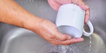 Orang yang Langsung Mencuci Cangkinya, Ini 7 Sifat Unik Menurut Psikologi