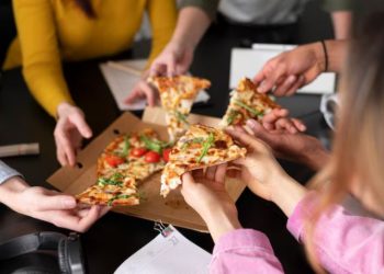 Jika Anda Merasa Bersalah Mengambil Makanan Terakhir, Ini 8 Tanda Menurut Psikologi