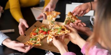Jika Anda Merasa Bersalah Mengambil Makanan Terakhir, Ini 8 Tanda Menurut Psikologi