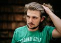 5 cara merawat rambut dengan topi